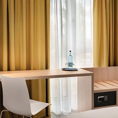 Super 8 By Wyndham Hotel
